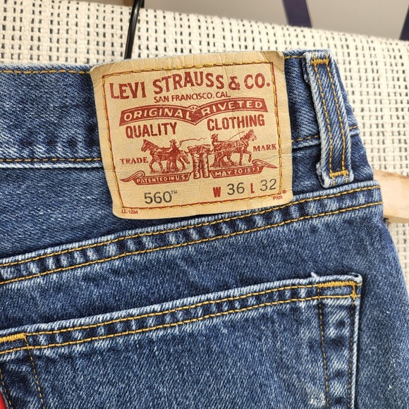 Levis 560 Jeans Mens 36x31 Blue Denim Comfort Fit Relaxed Tapered Medium Wash - Picture 7 of 9